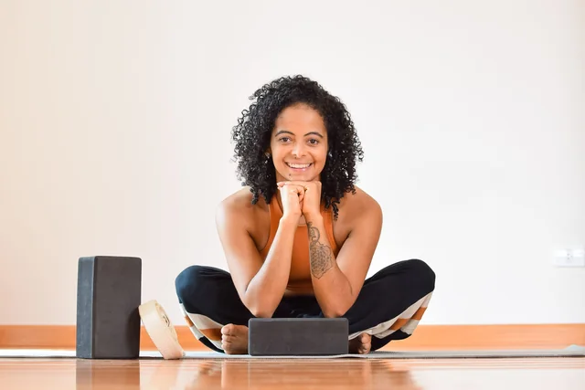 Profesora de Arandu Yoga en su espacio de práctica