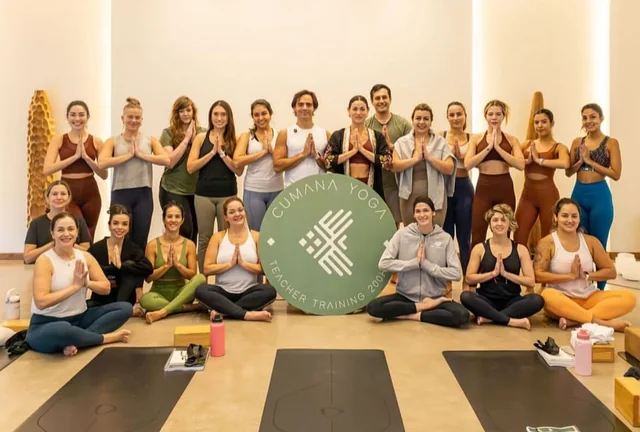 Comunidad de yoga de CUMANA reunida en el estudio